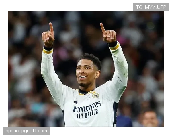 贝林厄姆进球后冲向场边与患癌小球迷庆祝，兑现赛前承诺